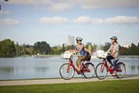 デンバー市内でのサイクリング (Visit Denver提供)