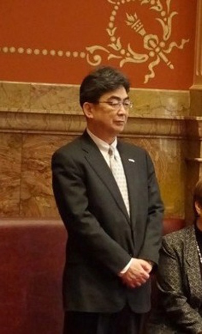 Consul General Ono listening to tribute