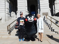 ポリス・コロラド州知事とともに。州議事堂前
