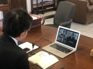 三上総領事のヒッケンルーパー連邦上院議員表敬(令和4年1月4日)