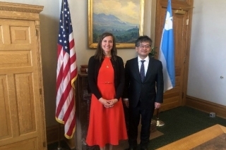 Consul-General MIKAMI Yoichi pays a courtesy visit to Salt Lake City Mayor Mendenhall (March 23, 2022)