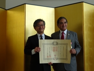 Consul-General MIKAMI hosts Conferment Ceremony for Mr. Calvin Taro Hada (June 10, 2022)