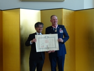 Consul-General MIKAMI hosts Conferment Ceremony for Colonel Kristopher William Struve (June 13, 2022)