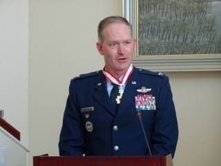 Consul-General MIKAMI hosts Conferment Ceremony for Colonel Kristopher William Struve (June 13, 2022)