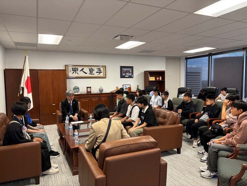 Takayama City Students Visit the Consulate-General (August 7, 2025)