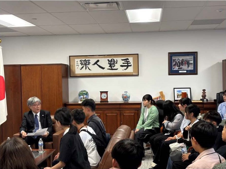 Takayama City Students Visit the Consulate-General (August 7, 2025)
