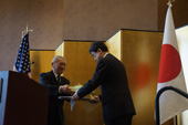 <空>a commemorative gift was presented by Judge Uno of Japanese American community in Utah to Consul General Ono